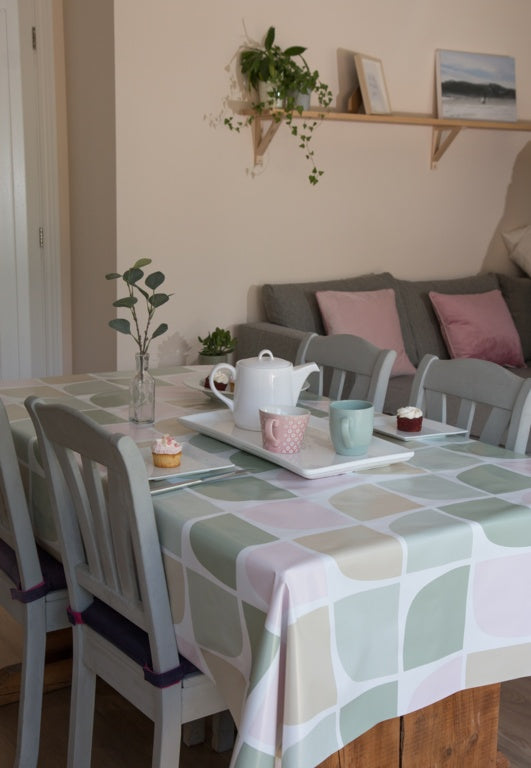 D C Fix�� Manhattan Tablecloth Dotty 20m Roll X 140cm